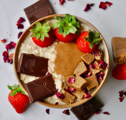 Oats are just a base for toppings really...!

This bowl from <a href="/elibrecher/">Eli Brecher Nutrition</a> is topped with strawberries, <a href="/livias/">Livia Sullivan</a> dunx almond butter, a <a href="/proteinpow/">Protein Pow</a> snickerdoodle cookiedough bar, dried rose petals &amp; our Coconut &amp; Raspberry Dark Choc🍫. 

Let us know your favourite porridge toppings👇