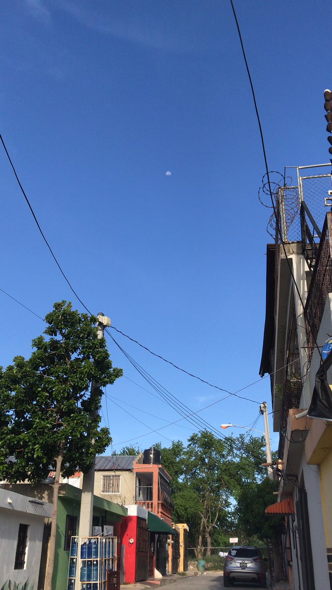 angeldiazortiz's tweet photo. Que haces la luna en la calle a la 8 de la mañana? #EQSS https://t.co/ZMKoc25pHt