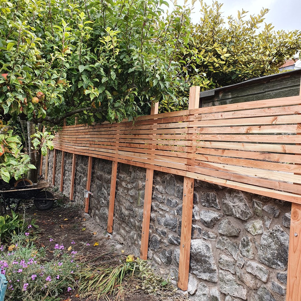 secretgardenweb's tweet photo. Putting up a lovely bit of #timberscreen today!

#screening #gardenscreen #gardendesign #landscapinglife #landscapers_of_instagram #woodwork #fencesofinstagram https://t.co/o9S1tHxd1I