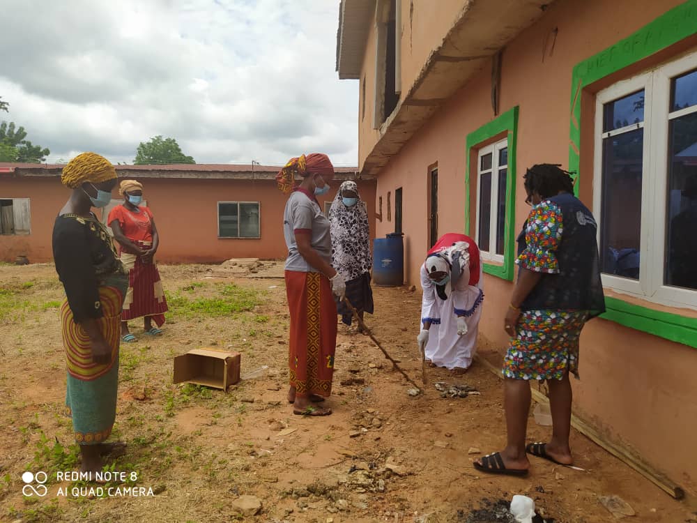 action_edo's tweet photo. Community participation in deratization is yielding result. 
Together we are raising to #Lassafever challenge.
#DoingThingsDifferntlyWithResults
#RiskCommunication 
#CommunityParticipation
#EndLassaNow. https://t.co/izBHNLuLhT