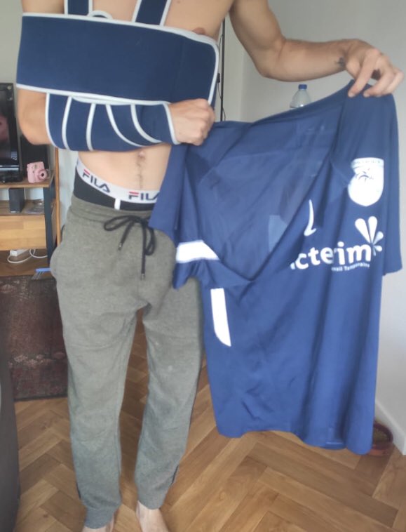 MoulinJeremie's tweet photo. Notre ailier virevoltant s’est gravement blessé à l’épaule (le terrain y est pour beaucoup) les pompiers ont été forcés de déchirer sa manche .. On se demande si il est possible d’avoir un nouveau maillot 11 ? https://t.co/SIWiBZhAcR