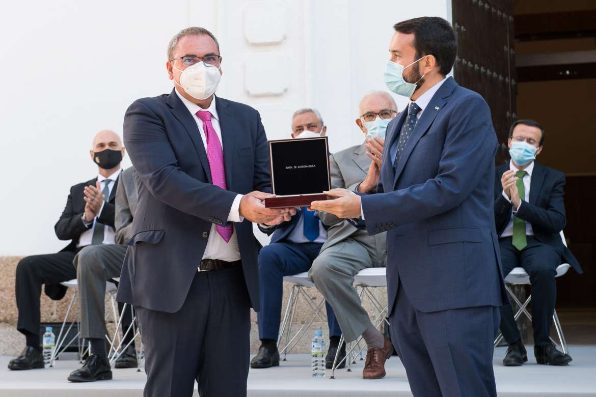 El Presidente de la FEMPEX recoge la Medalla de Extremadura en nombre de los Ayuntamientos de la región fempex.es/comunicacion/a… 
#SencillamenteGracias