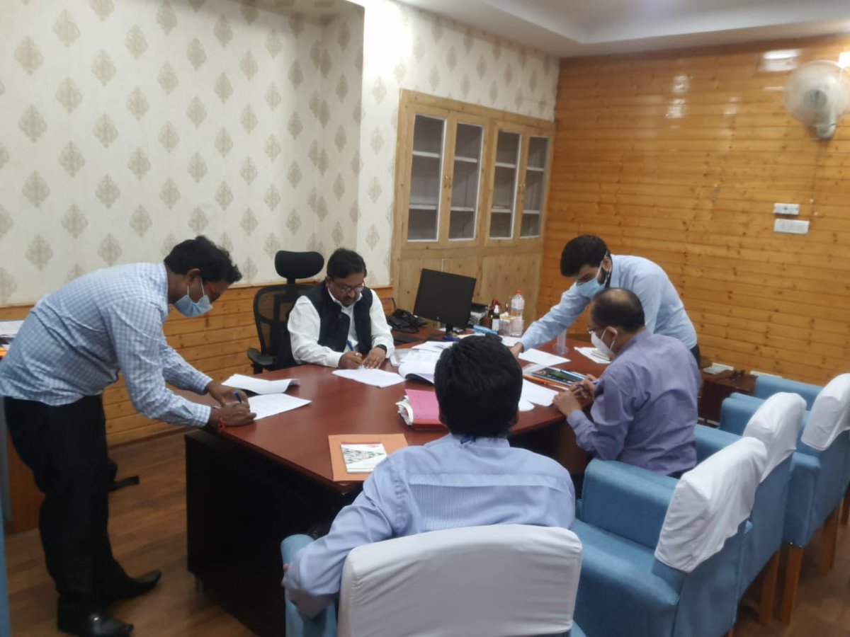 EESL_India's tweet photo. #EnablingMore #EnergyEfficiency &amp; cost savings, we're delighted to announce that we've signed a tri-partite agreement for the #LED Streetlighting Project with J&amp;K Housing and Urban Development Department (H&amp;UDD) &amp; J&amp;K Power Development Department (PDD). https://t.co/qxkMi35lvC