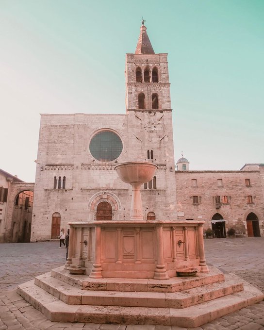 Bevagna bezaubert mit seinem mittelalterlichen Flair. Kommt mit auf Entdeckungsreise in dieses reizvolle Städtchen #Umbriens:
 
👉umbriatourism.it/de/bevagna
 
#reisenachitalien #italianvillages 
 
📷IG serena.giuditta