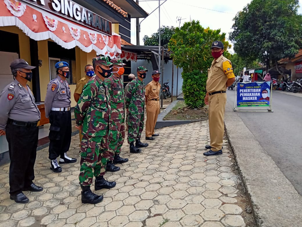 KoramilG's tweet photo. Gumelar. Operasi Penertiban Pemakaian Masker dalam rangka pencegahan penyebaran Covid-19 di wilayah Kecamatan Gumelar Kabupaten Banyumas pada hari Senin, 7 September 2020 digelar di Jln. raya Gumelar depan Aula Singarana Kecamatan Gumelar Kabupaten Banyumas. https://t.co/wlbywuQTrU