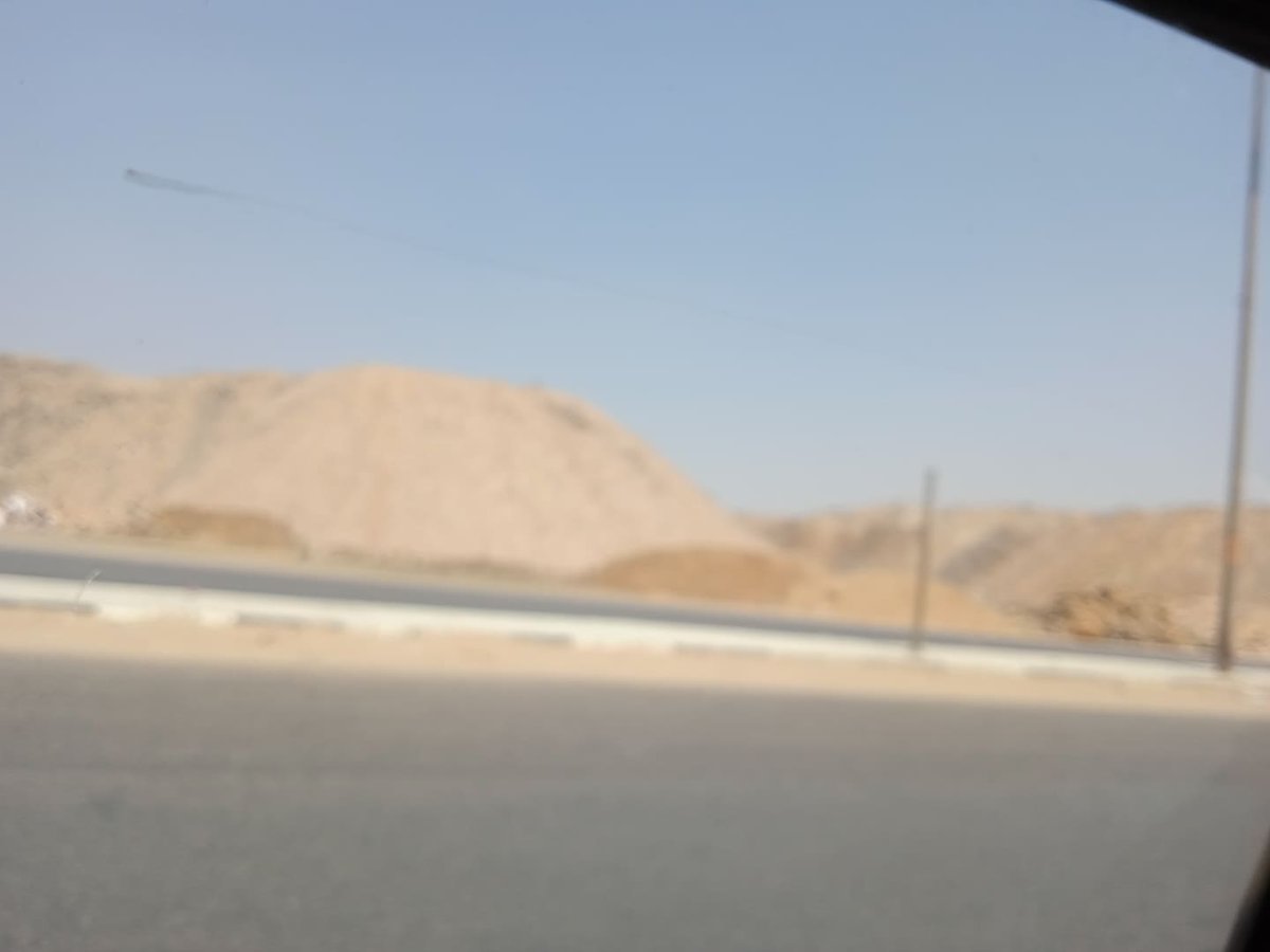 wafd2014's tweet photo. لبنان ..فى مدينة نصر !!
فى الطريق بين محور المشير..ومنطقة (الواحة) والحى العاشر يوجد جبال كانت عبارة عن تركمات (زبالة) وتم تغطيتها بالرمال ..فكرة عبقرية..المهم هل نطمع فى تشجير ..هذه التلال..وتصبح جبال خضراء...صدقونى ....ستصبح منطقة من لبنان ...فكروا فقط!! https://t.co/TbGDgH02gZ