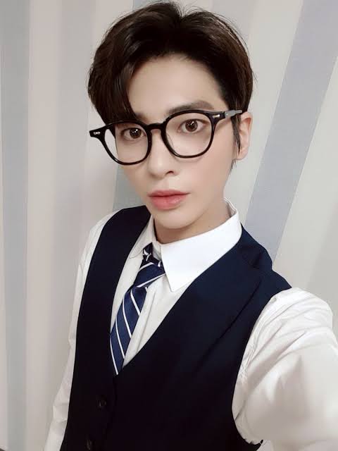 Taehyun's twin as the all ace, 1st rank type of nerd