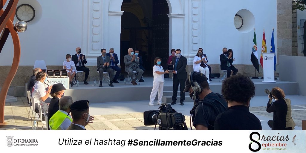 Medallas_Ext's tweet photo. MEDALLAS DE EXTREMADURA 🏅
@redcorcaceres 🤝🏅
Entrega la medalla Ángela Aguilar Polo (limpiadora) y es recibida por David González Corchado (Coordinador de #REDCOR).
Tuitea el evento con el #️⃣ #SencillamenteGracias
#DiadeExtremadurared https://t.co/75EsWVmRIs