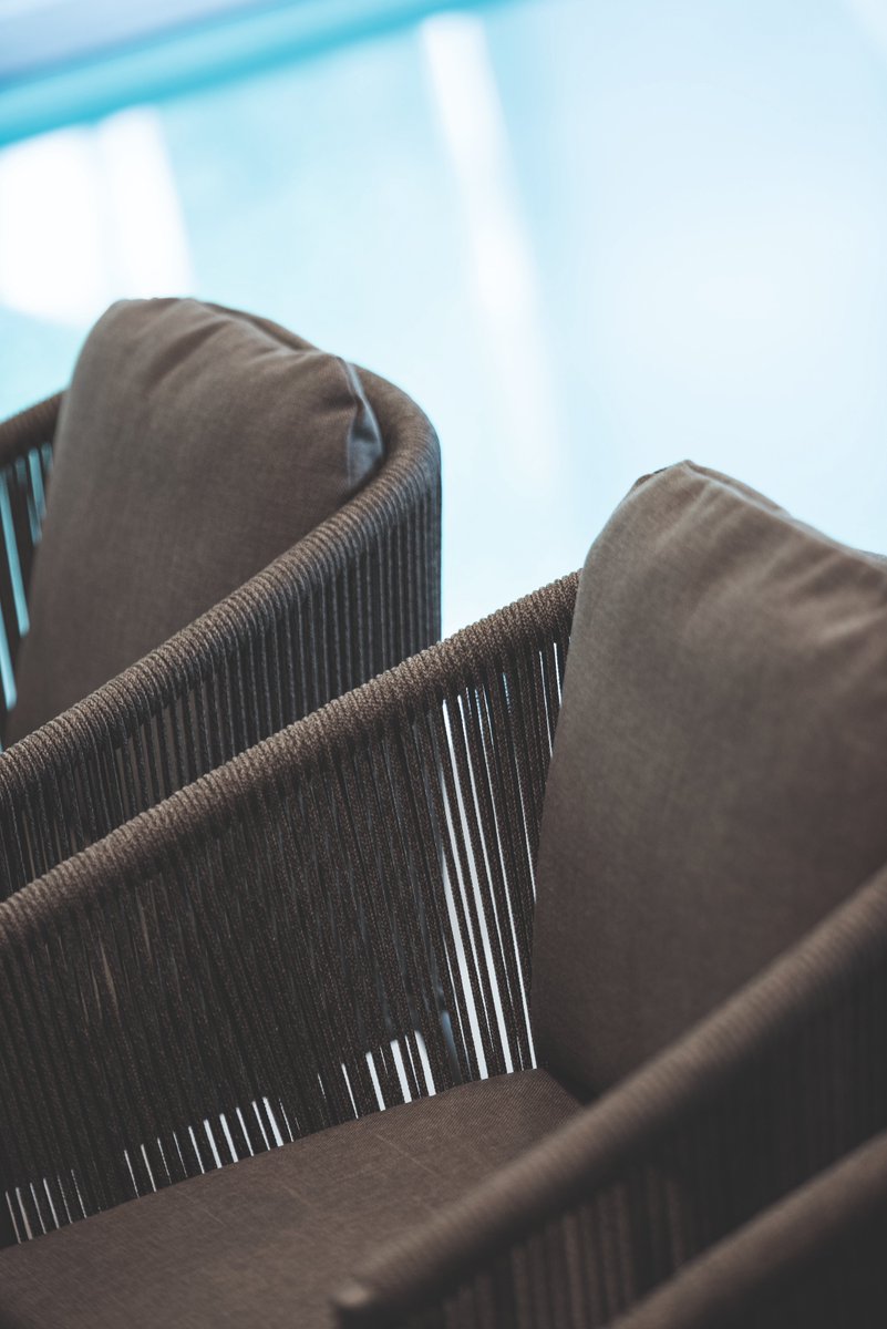 The Omer bar stool; it's distinctive aluminium and olefin wrapped rope frame bond to create a stylish, modern designer piece for an elegant outdoor space. bit.ly/omer-bar-stool
#outdoorfurniture #interiordesign #hospitalitydesign #barstools #designerfurniture