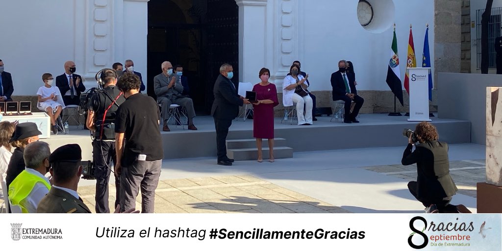 MEDALLAS DE EXTREMADURA 🏅

Docentes de Extremadura 👩🏻‍🏫👨🏻‍🏫🏅

Entrega la medalla <a href="/ahidalgouex/">Antonio Hidalgo García</a> (Rector de la <a href="/infouex/">UEx</a>) y es recibida por Marcela Dolores González (Profesora de Lengua y Literatura).

Tuitea el evento con el #️⃣ #SencillamenteGracias 
#DiadeExtremaduraing