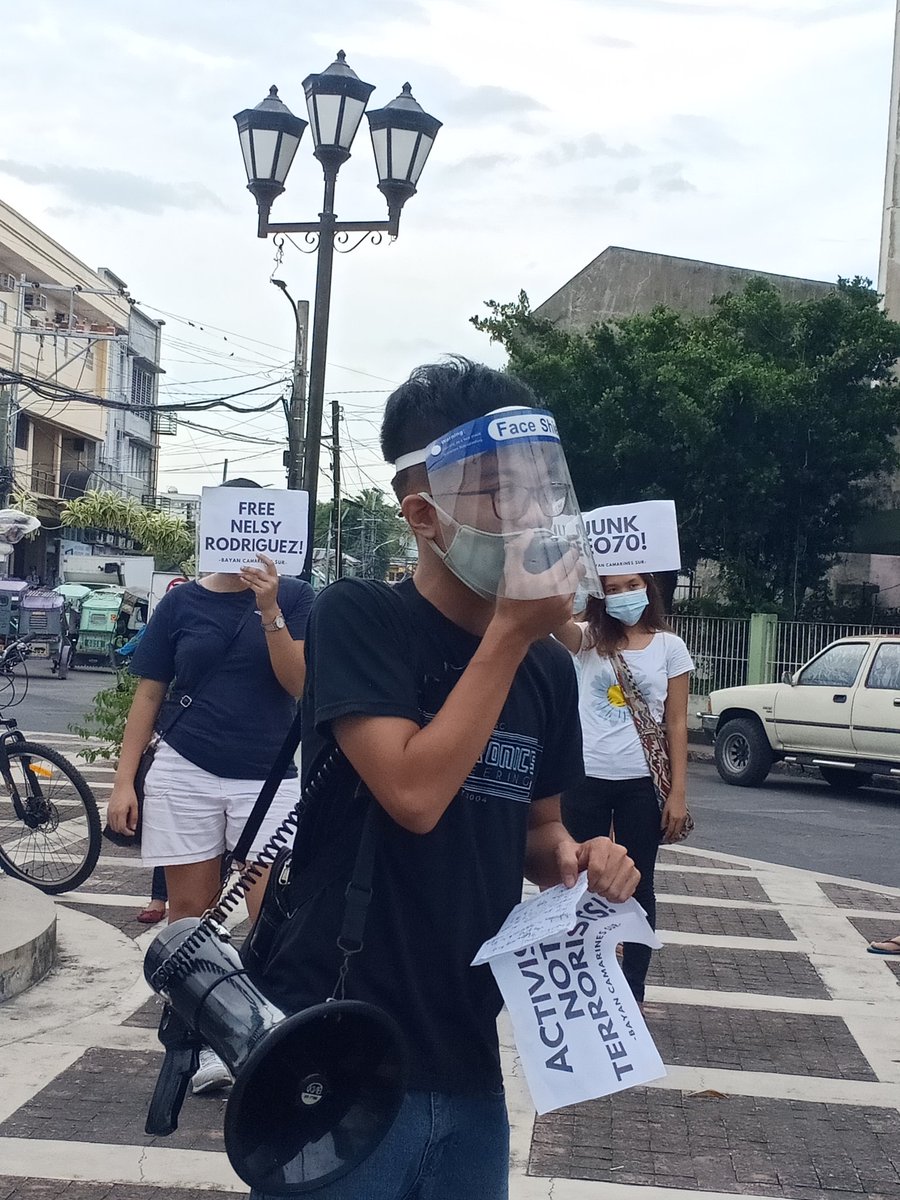 NOW HAPPENING | Members of progressive organizations hold an indignation rally to condemn the illegal arrest of BAYAN Camarines Sur chairperson Nelsy Rodriguez and to call for her immediate release.

#FreeNelsyRodriguez 
#StopTheAttacks 
#DefendBicol
#BantayBanwa