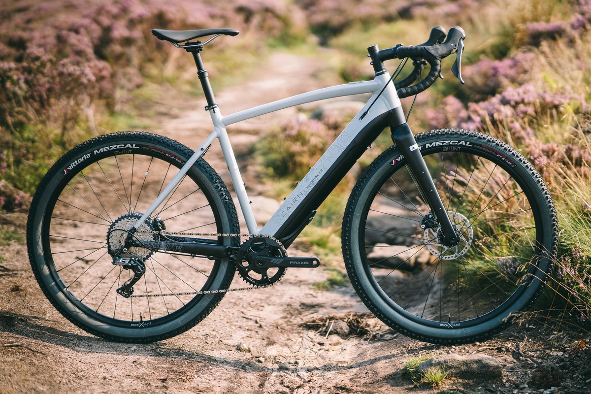 advntrcc's tweet photo. Featuring @Shimanoroad GRX braking and new Cairn-specific wheels from @HuntBikeWheels, the updated Cairn Cycles E-Adventure 1.0 2021 looks like a fun improvement on an award-winning electric gravel build.

https://t.co/lWPgRBXDjD https://t.co/PZuiGeczQk