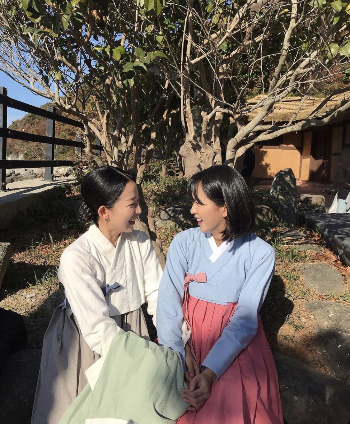 하루나 ﾊﾙﾅ ノクドゥ伝といえばこの2人じゃない カンソヨン大嫌いだったけど ごめんカンソヨン こういうオフショット見るとほっこりする チョスヒャンちゃん91lineでめちゃめちゃオンニなの萌えるな キムソヒョン チョスヒャン ノクドゥ伝