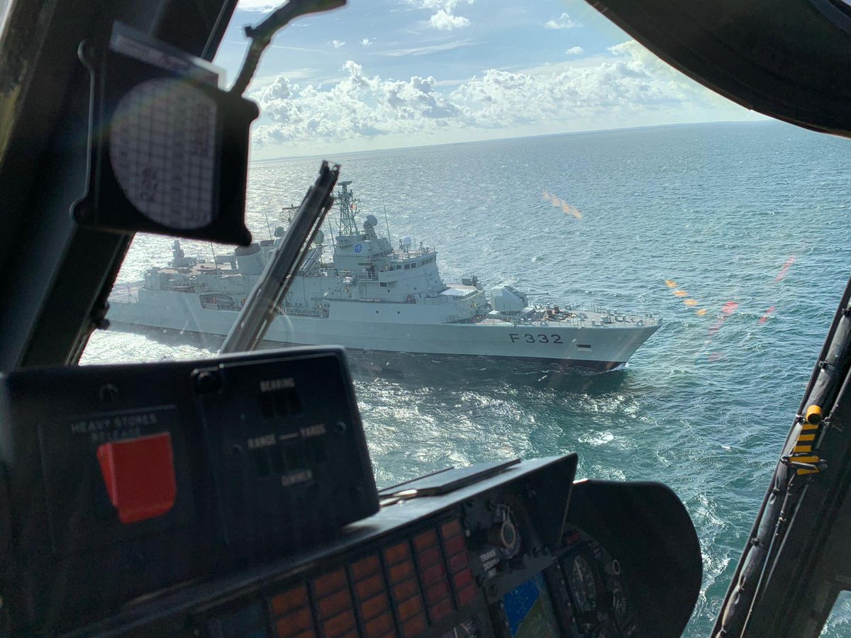 CdrDeuNavalAir's tweet photo. Am Freitag konnten die #Marineflieger mit #F332 #CorteReal von @COM_SNMG1 im Rahmen #GEREX gemeinsam Flugbetrieb üben. Eine schöne Vorausschau. Denn im November wollen wir mit #SEALYNX auf der 🇵🇹 Fregatte für 3 Wochen einschiffen.
#wearenato
@deutschemarine
@NATO_MARCOM https://t.co/cSr7oThqN4