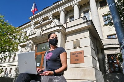 Zimní semestr zahájíme 21. září. Převažovat bude prezenční forma výuky. Distančně budou probíhat #přednášky a obecně výuka nad 100 osob. @nerudovad: "Jednotlivá opatření se snažíme vybalancovat tak, abychom v maximální možné míře zachovali formát výuky." https://t.co/foRJx9tQ2x https://t.co/FME86Uc40N