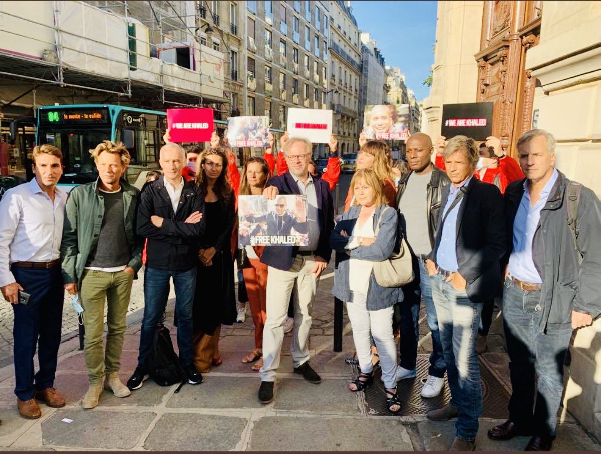 LaurentDelahous's tweet photo. ✏️Mobilisation ce matin devant l’ambassade d’#Algérie à Paris pour le journaliste Khaled Drareni, correspondant de @TV5MONDEINFO #RSF @cdeloire @RSF_inter condamné à 3 ans de prison pour avoir couvert les manifestations du #Hirak 
#libertedelapresse 
#WeAreKhaled https://t.co/YD75UrGo9U