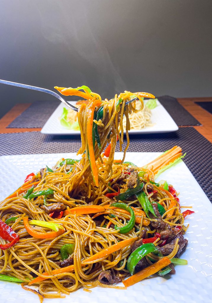 Rukky_ambursa's tweet photo. Did a shoot last week for @hh_continental restaurant and these are some of my best shots. What do you think? 
#MondayMotivation https://t.co/vmk5Z6u5WY