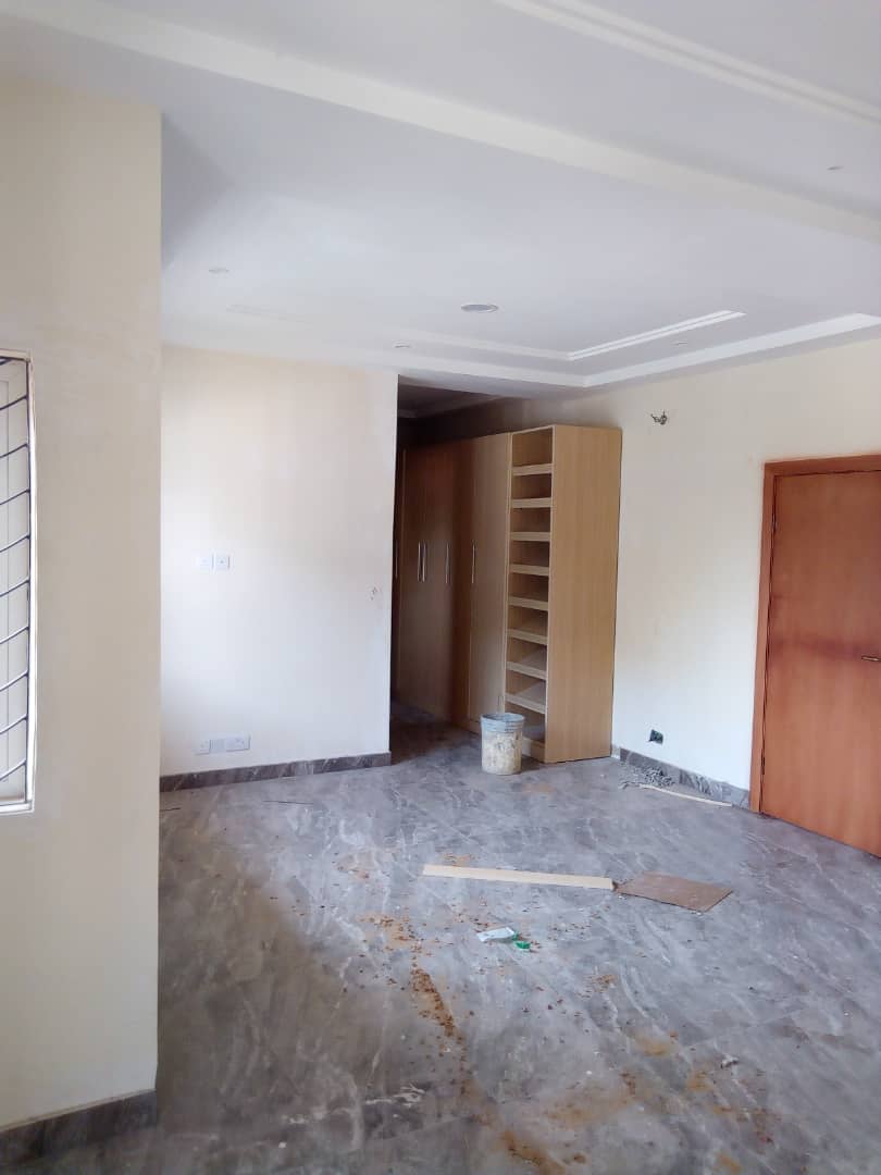 highlevelng's tweet image. OFFER FOR LEASE: 
Description: A 4 bedrooms duplex plus BQ ensuite, with a swimming pool, Gym, prepaid meter, security etc in a secured mini estate.
Location: Off McPherson Street, Ikoyi, Lagos
Price: N12m per annum
Contact: 08023406063 (WhatsApp)