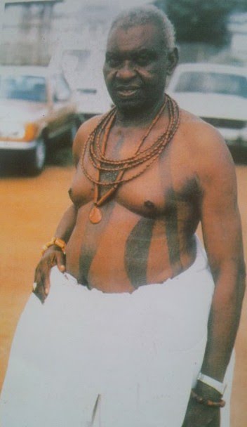 Like in other parts of Nigeria facial tribal mark (scar) is not a thing in most part of Edo. Those who do it, do it mostly for beauty (women) & medicine not identity. Instead for identification Edo people went for the body and torso with markings known as "Iwu". #thread
