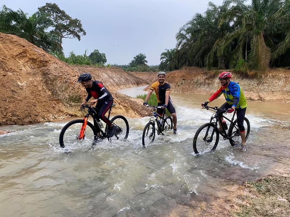 KRONOLOGI SG ULU BENUTSebelum bertanding di parlimen Simpang Renggam 2018 dahulu, saya mengenalpasti beberapa masalah penduduk.Antara yang mendesak bagi rakyat Simpang Renggam ialah permasalahan sumber air bersih dan selamat. Berbelas tahun, air mereka kotor & tak selamat.