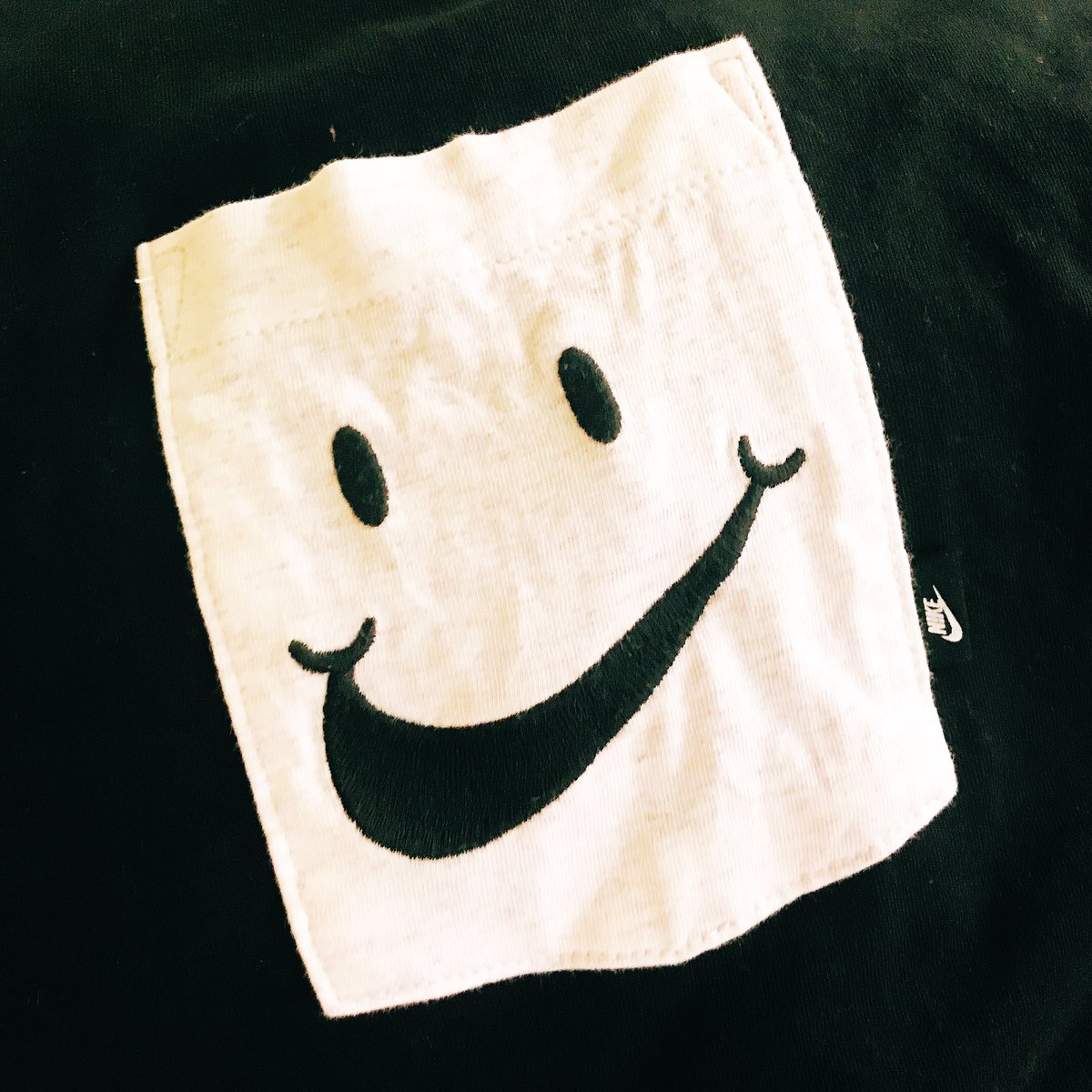 みらぽぽ Have A Nike Day好きなんやけど たっまたま立ち寄ったアウトレットでしまむら並の値段のtシャツを発見 生地ペラペラ でも心ホクホク またエアフォース1出ないかなあ ニコちゃんの口がスウッシュってのが可愛いんだよなあ T Co