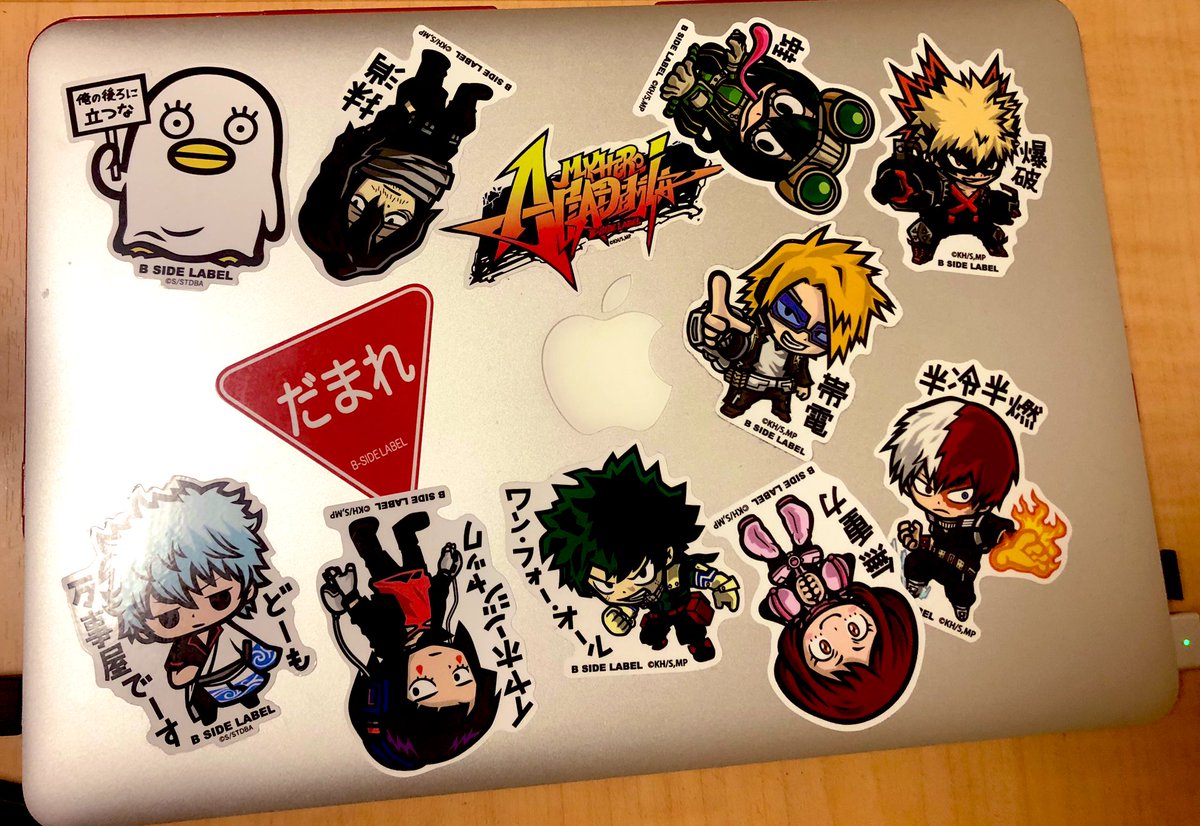 MacBookが…
本当に昔からお気に入りのステッカーはペタペタ貼る癖があるよねぇ。
ギターケースやエフェクターボードとかステッカーしかなかった…笑 