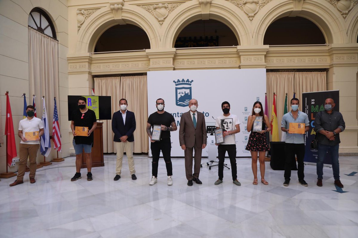 malaga's tweet photo. El alcalde, @pacodelatorrep , junto al concejal del Área de @MalagaJuventud, @Luis_Verde, ha participado en la entrega de los Premios Málaga Crea Rock, el certamen que reúne a jóvenes talentos del panorama musical andaluz 👇 https://t.co/UKVQfjzB0J