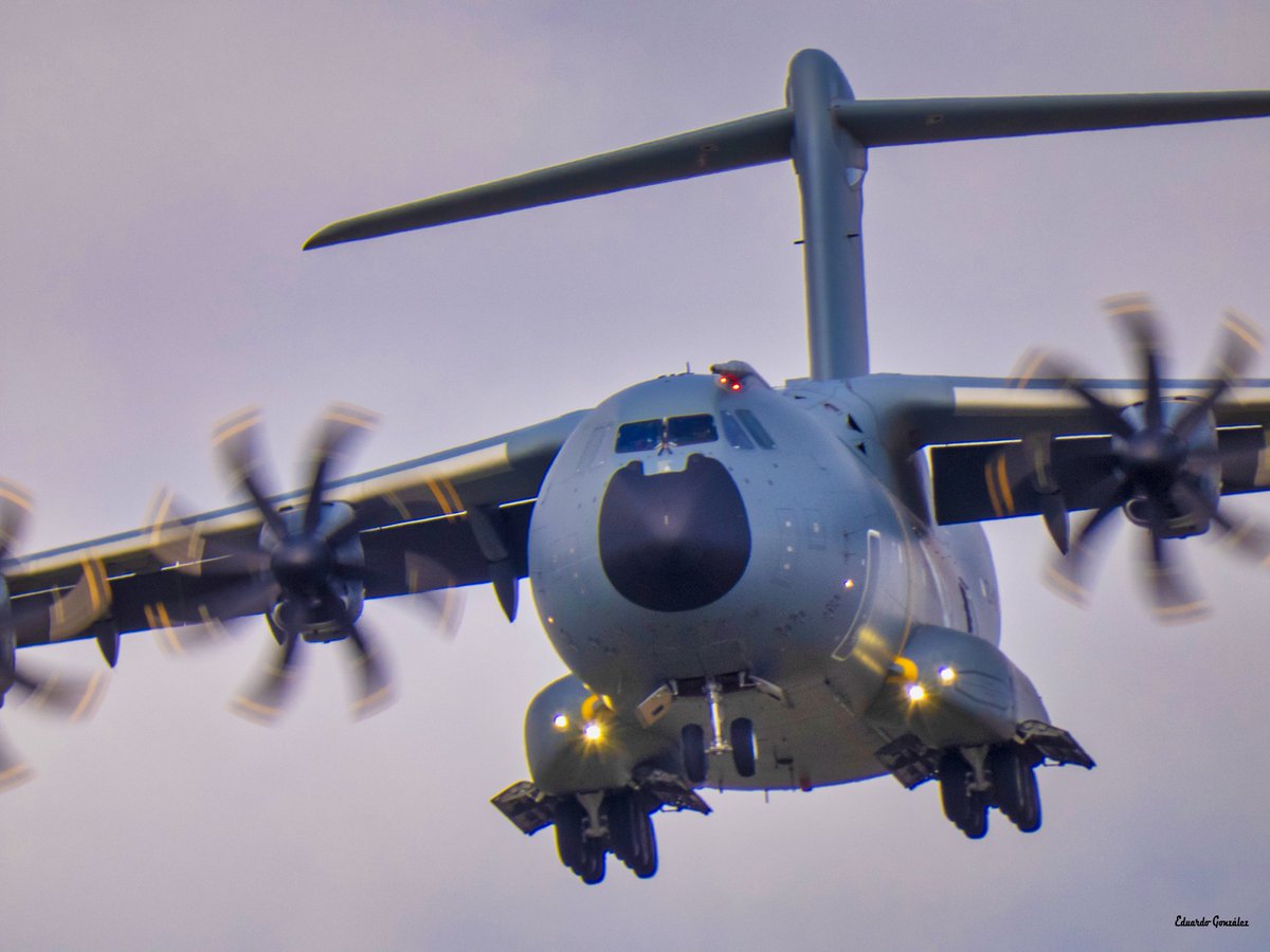 Eduspalace's tweet photo. Buenos días!!! Empecemos fuerte la semana con este #A400M @AirbusA400M #EC400 haciendo de las suyas en el @airtattoo #RIA2019 @70SqnA400M @AirbusDefence @Airbus https://t.co/A9GxIRYGL0