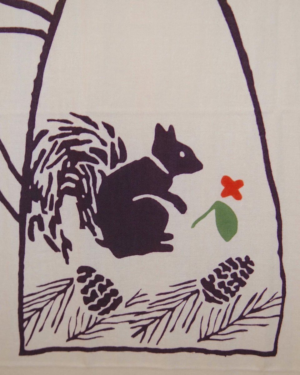 Miageru No Twitter ふんわり 秋の花 美しく咲いたキンモクセイが 可愛らしいリスの花瓶に生けられています さりげなく一輪のキンモクセイを持ったリスさん 優しい色味で どんなお部屋にも合う一枚です Miageru 青森 青森市 桜川 手ぬぐい にじゆら