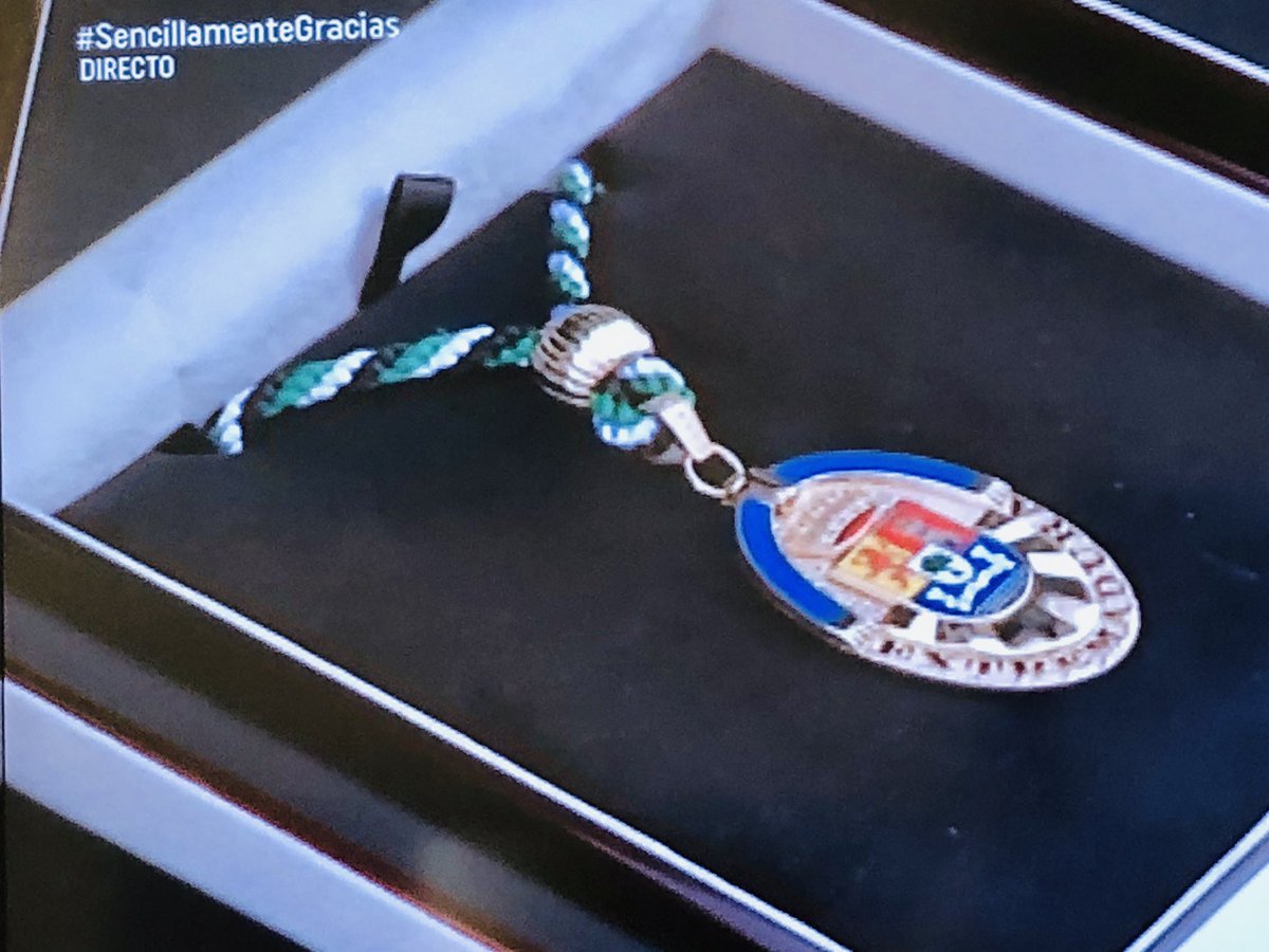 #SencillamenteGracias a quienes lucharon y continúan combatiendo la pandemia desde #Extremadura. Orgullo extremeño por tanta ciudadanía solidaria y comprometida. Mi pésame por quienes perdieron sus vidas en esta batalla contra el #COVID19. #MedallasDeExtremadura