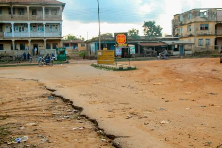 HARDEYRHEMMYMo1's tweet photo. Press Release

Oyetola Approves The Reconstruction of Ejigbo 3.8km Township Roads And 1.87km Agba Township Roads. 

Thanks you @GboyegaOyetola

#Ilerioluwaisworking

#Osunisprogressing https://t.co/vrL02JuyR1