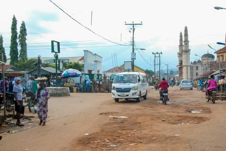 HARDEYRHEMMYMo1's tweet photo. Press Release

Oyetola Approves The Reconstruction of Ejigbo 3.8km Township Roads And 1.87km Agba Township Roads. 

Thanks you @GboyegaOyetola

#Ilerioluwaisworking

#Osunisprogressing https://t.co/vrL02JuyR1