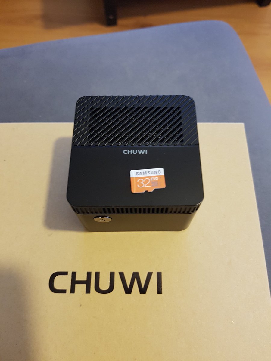 Hydrosaure's tweet image. Réception d&apos;avant le week end une #LarkBox de @chuwidotcom

Une microSD à côté pour vous donner une idée de la taille de la bête !
