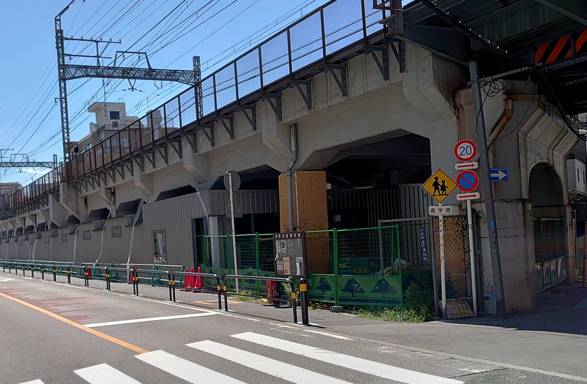 あらたろう 花ノ木近くの京成ガード下の工事は 業務スーパー町屋店 だった 11月オープン予定 まぁ 京成ストアは業務スーパーをフランチャイズ経営してるけど予想外れたなぁ 近くに新鮮市場もあるし エヌマート新三河島店のところが建て直した後に あらたろう 花ノ木近くの京成ガード下の工事は 業務スーパー町屋店 だった 11月オープン予定 まぁ 京成ストアは業務スーパーをフランチャイズ経営してるけど予想外れたなぁ 近くに新鮮市場もあるし エヌマート新三河島店のところが建て直した後に