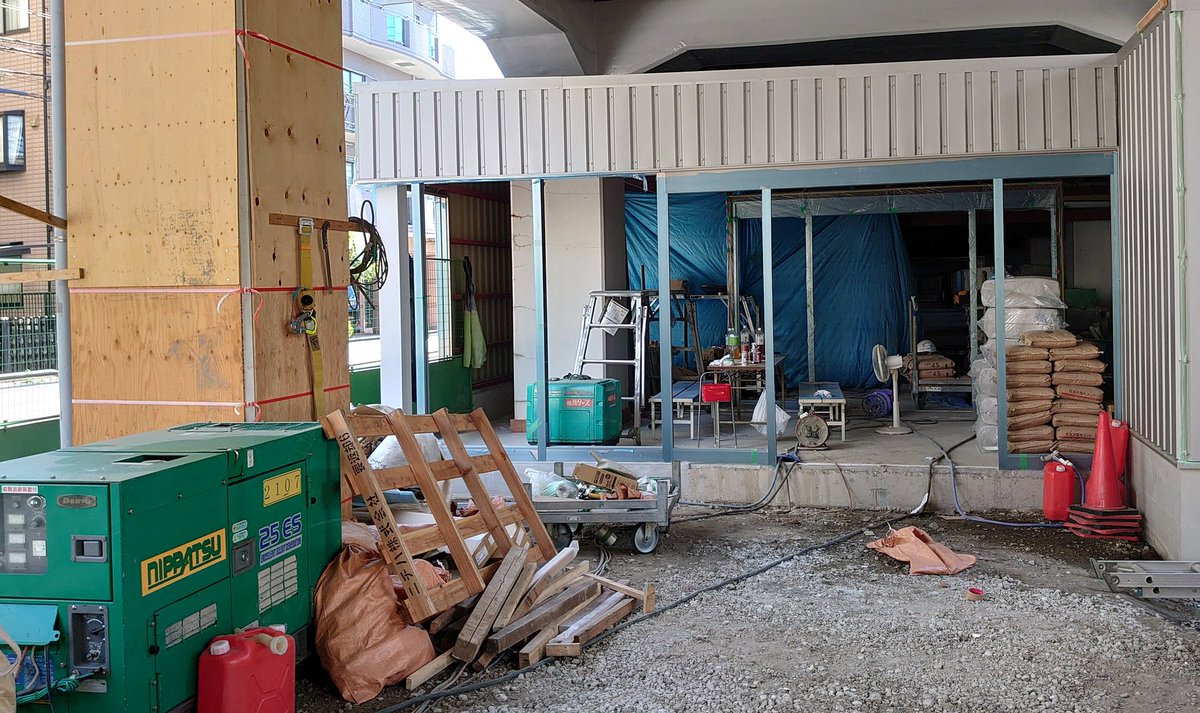 あらたろう 花ノ木近くの京成ガード下の工事は 業務スーパー町屋店 だった 11月オープン予定 まぁ 京成ストアは業務スーパーをフランチャイズ経営してるけど予想外れたなぁ 近くに新鮮市場もあるし エヌマート新三河島店のところが建て直した後に あらたろう 花ノ木近くの京成ガード下の工事は 業務スーパー町屋店 だった 11月オープン予定 まぁ 京成ストアは業務スーパーをフランチャイズ経営してるけど予想外れたなぁ 近くに新鮮市場もあるし エヌマート新三河島店のところが建て直した後に