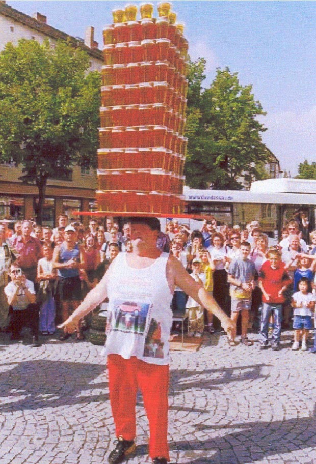 Friday Anthology add to Twitter 上的Guinness World Records："#OTD in 2002, John Evans balanced 235  pint glasses of beer on his head for 13 seconds in Dassau, Germany. John  has also held records for balancing cans,