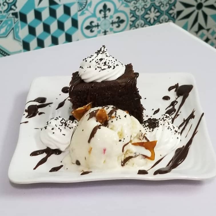 EasyEat227's tweet photo. On aurait pû vous mettre une citation inspirante, puis on s'est dit que vous n'aurez d'yeux que pour ce délicieux Brownie délice 😍😋

Excellent début de semaine la mif 😉 https://t.co/brg9v9zNxA