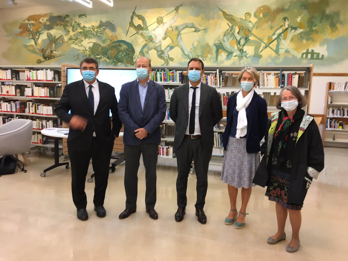 BrigitteBourdo1's tweet photo. Aujourd’hui, rentrée universitaire @UnivParisSaclay avec le PM @JeanCASTEX au sein de la @BU_UPSACLAY et rencontre avec les étudiants de L1 Droit, Sciences et innovation. https://t.co/8RzilFO5M8