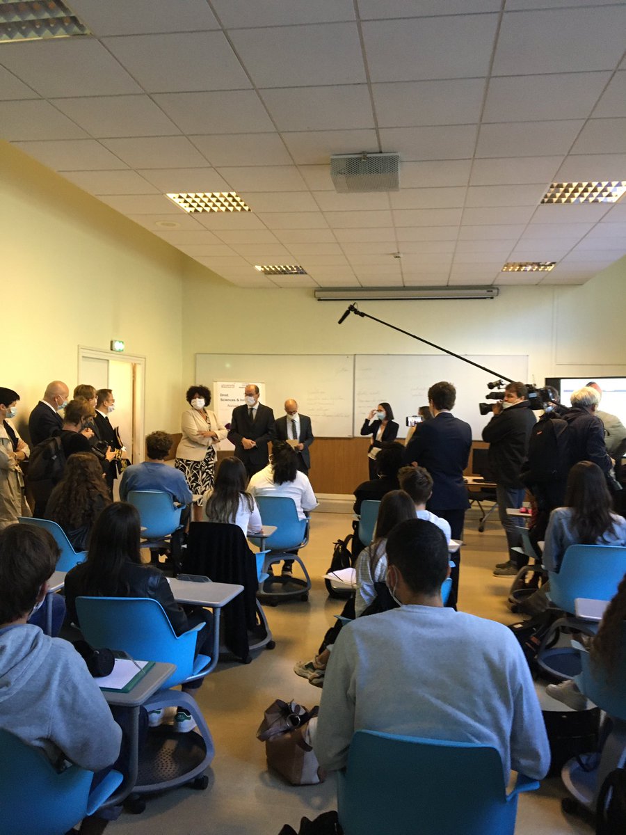 BrigitteBourdo1's tweet photo. Aujourd’hui, rentrée universitaire @UnivParisSaclay avec le PM @JeanCASTEX au sein de la @BU_UPSACLAY et rencontre avec les étudiants de L1 Droit, Sciences et innovation. https://t.co/8RzilFO5M8