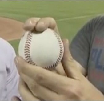 路面電車 ブレイクトライネンのシンカー ワンシーム 本人も 神様からの贈り物 と称す速く鋭く大きく曲がるこの魔球で三振を奪う 今日の変化球 シンカー