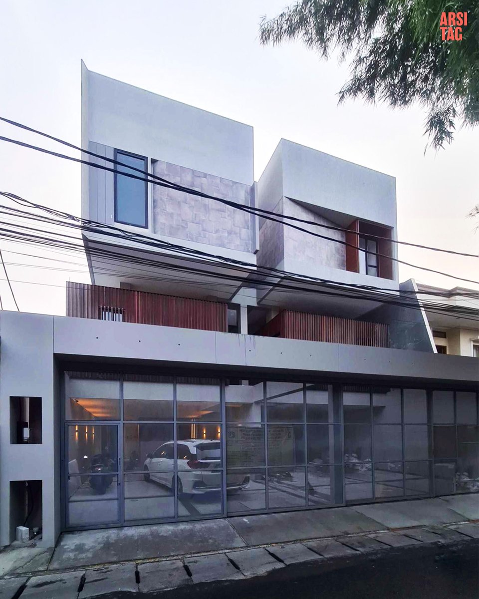 arsitag's tweet photo. Twin House @ Cikini karya Studio RTM ini didesain untuk 2 keluarga yang berdampingan. Rumah ini terhubung dengan ruang transisi, namun tiap rumah masih memiliki privasi masing-masing. Interiornya yang berkesan terbuka semakin membuat rumah terasa lega.

https://t.co/kMHGiV6T13 https://t.co/oyWUcVhYUX
