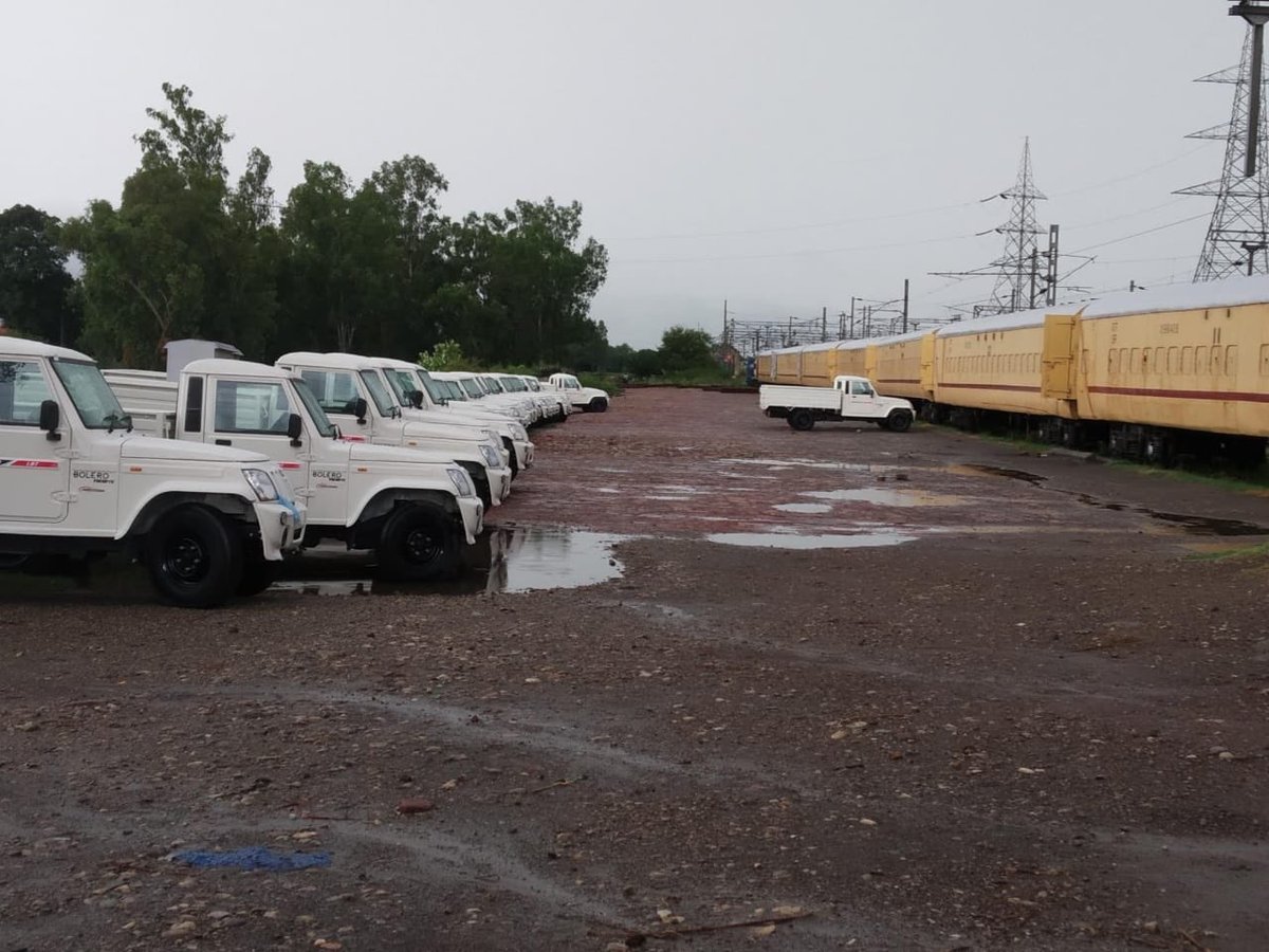 RailMinIndia's tweet photo. Indian Railways takes series of Initiatives to boost Automobile loading.

In this series, Moradabad Division has loaded 100 Bolero cars by Mahindra Automobile Ltd from Roorkee Station to Hatia Station &amp; Fatwa Station. https://t.co/EzedQyCSET