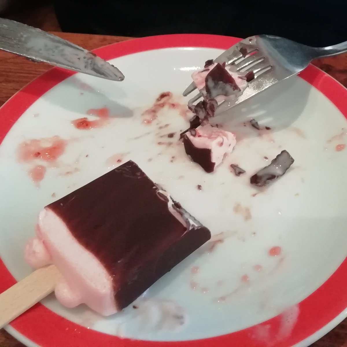 ananas2go's tweet image. Niin suloisen aurinkoista, että #duunistöis syötiin jäätelöt ulkona. Onko vielä kesäkausi, #TarinoitaMaailmalta @annikarautiola @matkachat ?