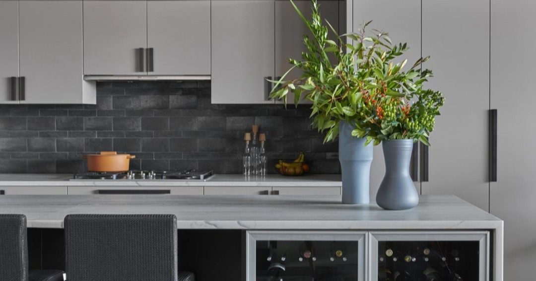 A beautiful backsplash can really make your open plan kitchen a major focal point 👀

Take a look at these 25 beautiful kitchen backsplashes

ow.ly/OJlL50BiUM2

ELLE Decor 

#interiordesign #trends #kitchentrends #kitchens #backsplashes