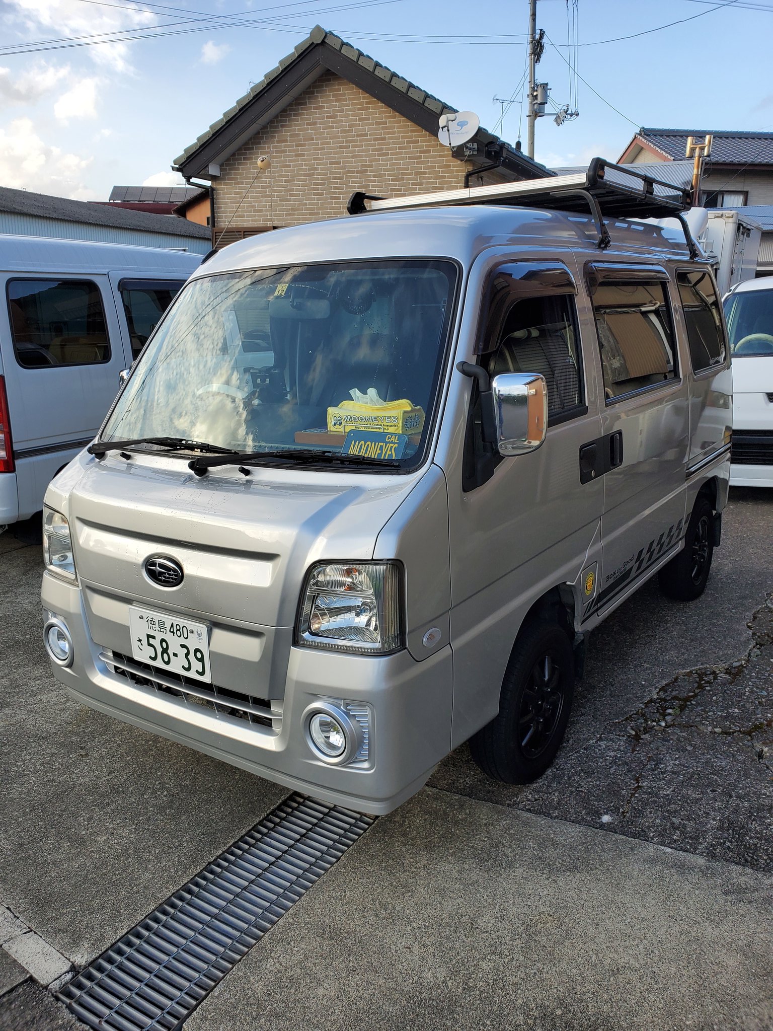 たけるんイリカス工房 二人車中泊仕様のサンバーくん 本当によく頑張ってくれる相棒です 走行距離は13万キロ エンジン 足回りは絶好調でまだまだ乗れるんですが 二人での車中泊に限界を感じてきてます 夢はキャンピングカー 買えるまでまだまだ