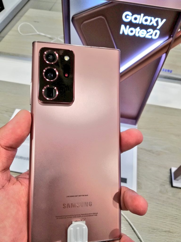 NishyWezSyd's tweet photo. For sure the #GalaxyNote20 has 4 lens 3 on the main camera and one one the Selfie camera @jacarandafm @JacaBreakfast @MartinBester 🙏🙏🙏💯❤️ #JacarandaNote20Challenge @jacarandafm #WIN #FingersCrossed https://t.co/u2pTMofrxl