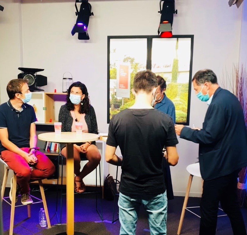 EMLYON's tweet photo. #backtoemlyon 🎓Bienvenue à tous les nouveaux étudiants du Programme Grande Ecole, accueillis, à distance, par @IsabelleHuault &amp; @sylvieOjean avec l'intervention de @timeforplanet pour une sensibilisation aux enjeux sociétaux &amp; environnementaux.
#earlymakers #Rentrée2020 #RSE https://t.co/5U6E3LNnq2