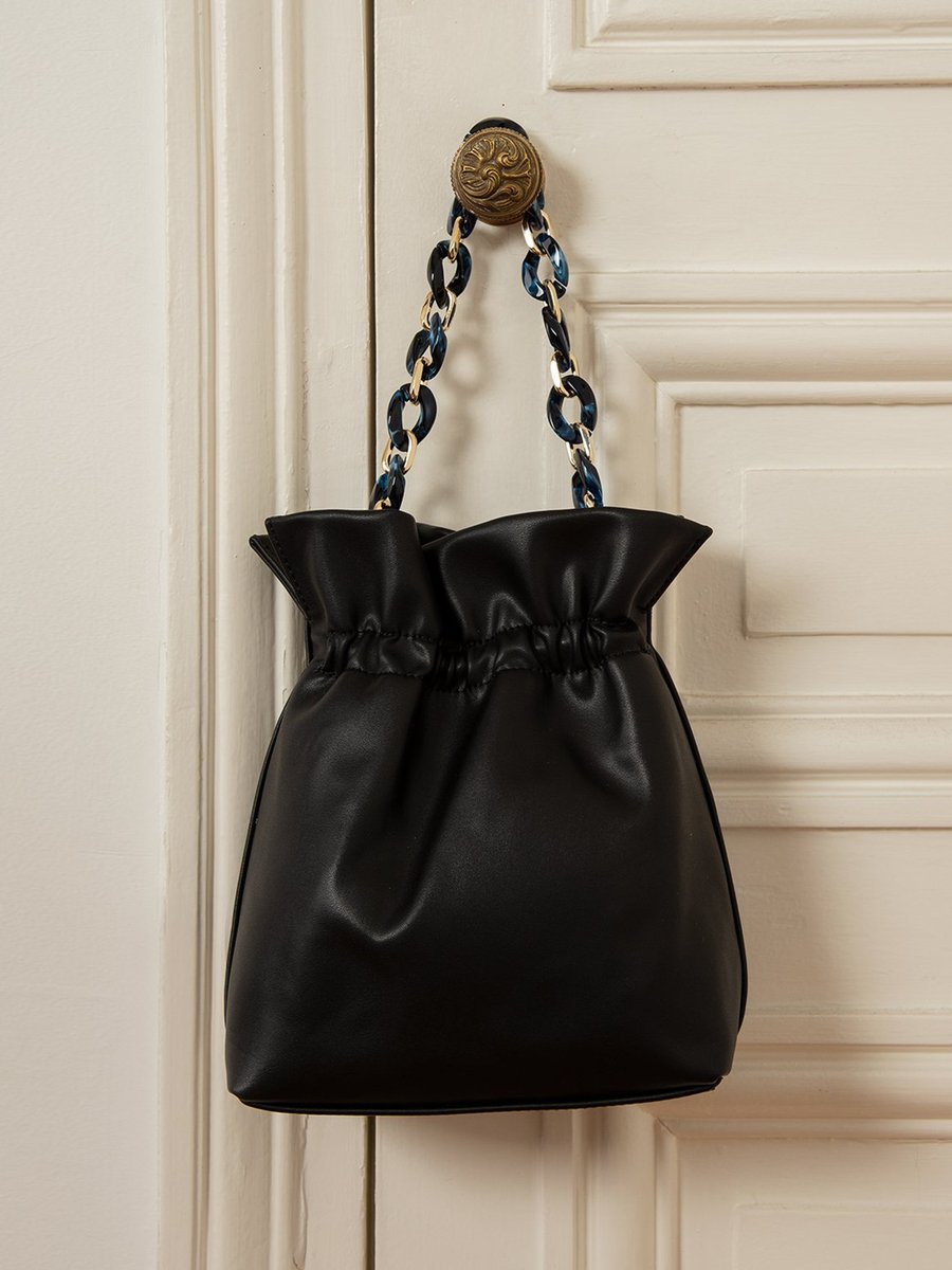 Guangzhou City Yaoda Leather Co.,Ltd has focused on supplying ladies leather bags for many years. #ladiesleatherbags #pushoulderbag