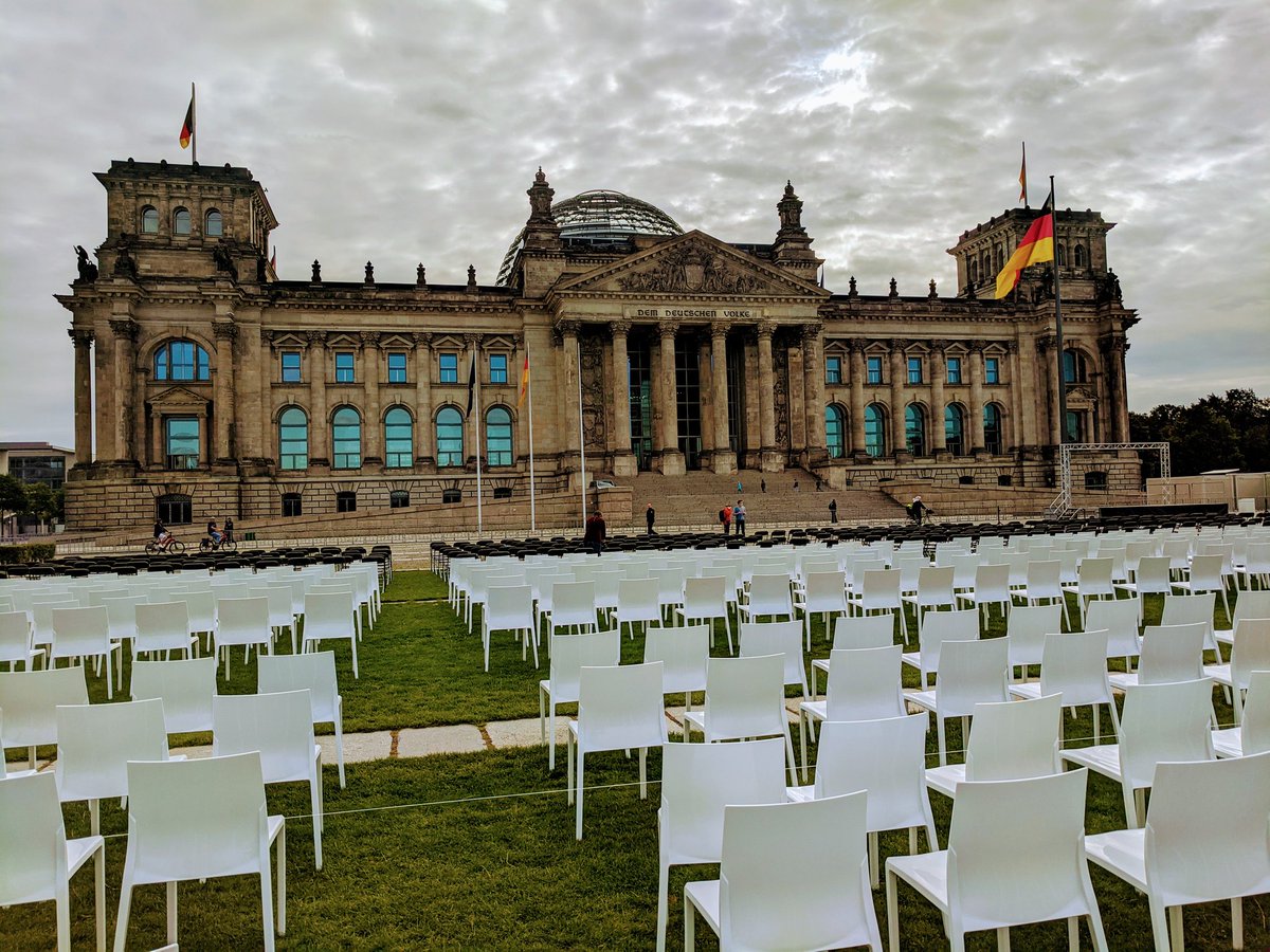 #dreizehntausend Stühle vor dem Bundestag. Für jeden Mensch der in Moria Lebt einen. Ein Symbol für die Aufnahmebereitschaft der Zivilgesellschaft, Städte, Kommunen und Länder. Wir fordern heute laut und stark: Lager evakuieren, der Platz ist da! #wirhabenplatz