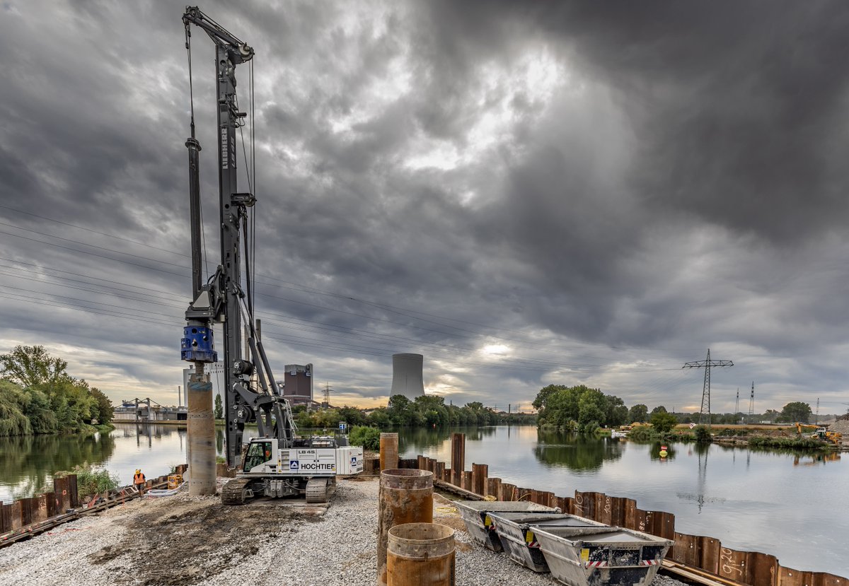 iberica_s's tweet photo. La pilotadora de rotación LB45 de @Liebherr participa en la renovación de la autopista A6 que une París y Praga. Para llevar a cabo este trabajo, @HOCHTIEF realizó pilotes de rotación, usando el sistema de rotación Kelly. @iberica_s @Liebherr
#Liebherr #LieberrIbérica #LB45 https://t.co/fA9TBWZldP